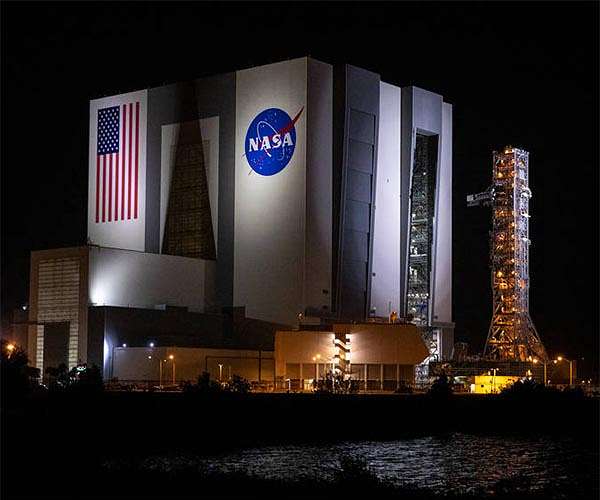 Mobile launcher arrives at Launch Pad 39B for tests, preps for Artemis I