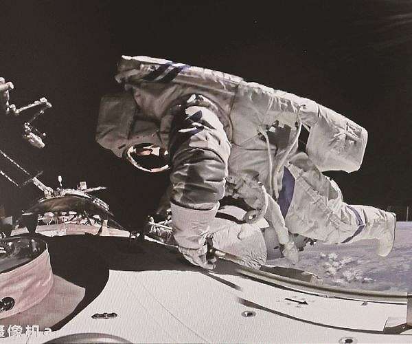 Shenzhou XVII crew conducts 1st spacewalk