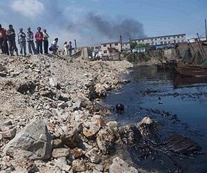 Clean-up crews use bare hands against China oil spill