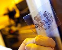 Shape-shifting organic crystals use memory to improve plastic electronics