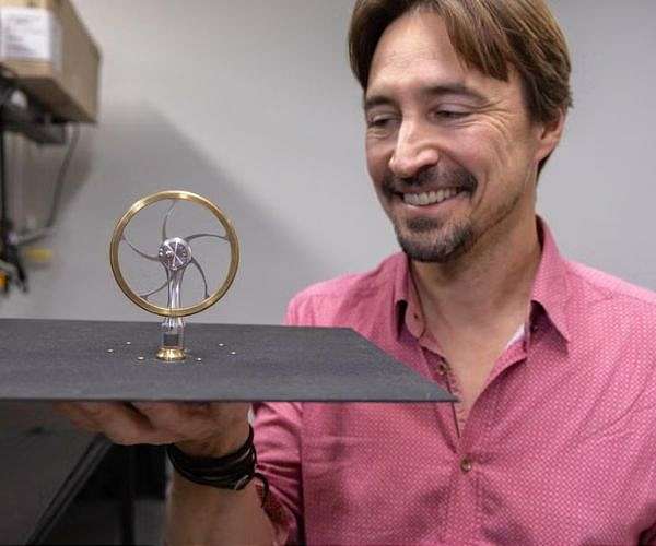 Mechanical power by linking Earth's warmth to space