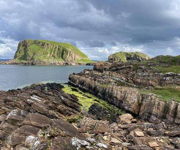 Ancient iron spheres reveal ocean carbon shortage in early Earth