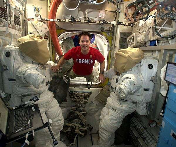 In space race, Europe faces choice: passenger or pilot