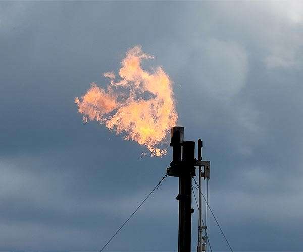 Iraq says to eliminate pollutant gas flaring by end of 2027