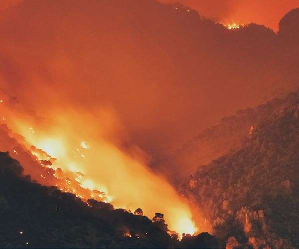 250 flee as Turkish rescuers battle wildfire in Gallipoli