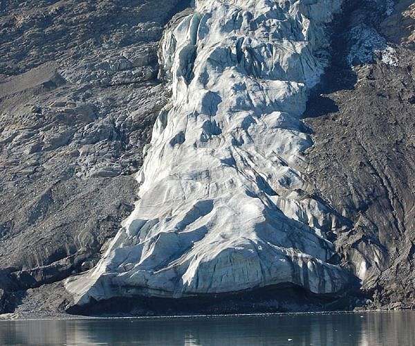 Falling ice accelerates glacier retreat in Greenland