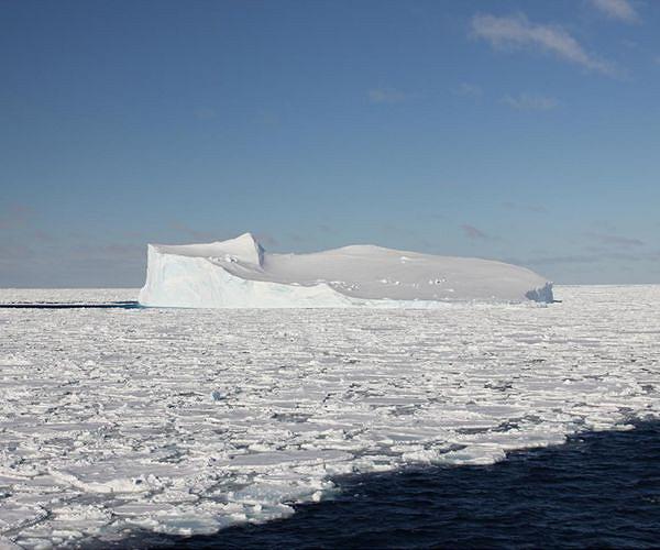 Solar energy explains fast yearly retreat of Antarctica's sea ice