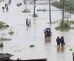 India's poor face grim rebuilding task after cyclone