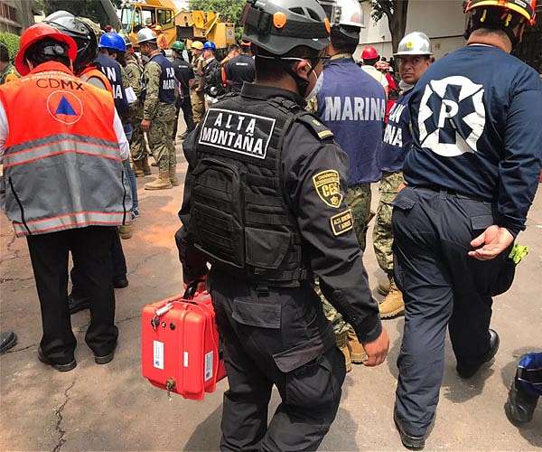 International rescuers join search for Vanuatu quake survivors