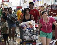 Looting erupts after hurricane thrashes Mexico resorts