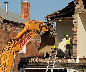 N.Z. quake kills one, condemns thousands of homes