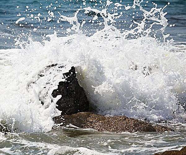 Ocean and wave models complement atmosphere-only storm predictions