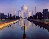 Despite itchy eyes, tourists flock to Taj Mahal