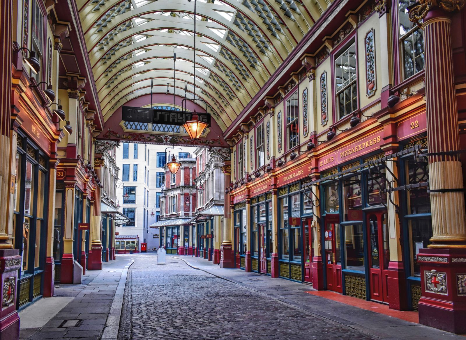 How did a London physician stop a cholera outbreak that killed more than 500 people in ten days by mapping deaths on a Soho street grid and removing the handle from a single water pump in 1854?